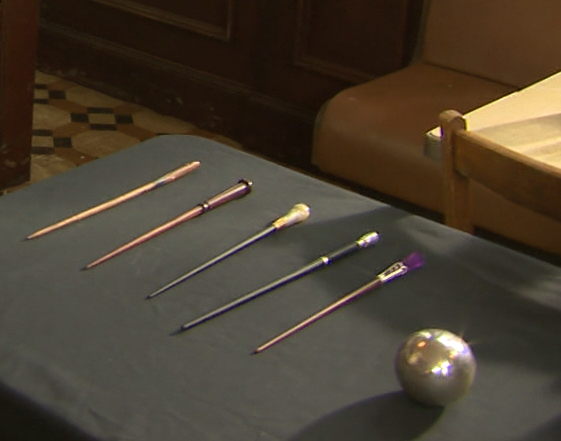 片中主角们的魔杖，从左到右依次属于：纽特、蒂娜、奎妮、格里夫斯、赛拉菲娜