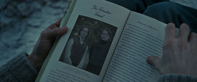 书里有一张邓布利多（左）与格林德沃的合影