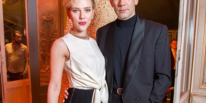 摘要:两人2012年相恋,2014年10月结婚,育有一个女儿rose dorothy,但据