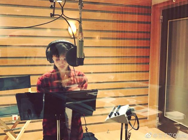  王子文美国录制《欢乐颂2》主题曲 短发格子衫显清爽