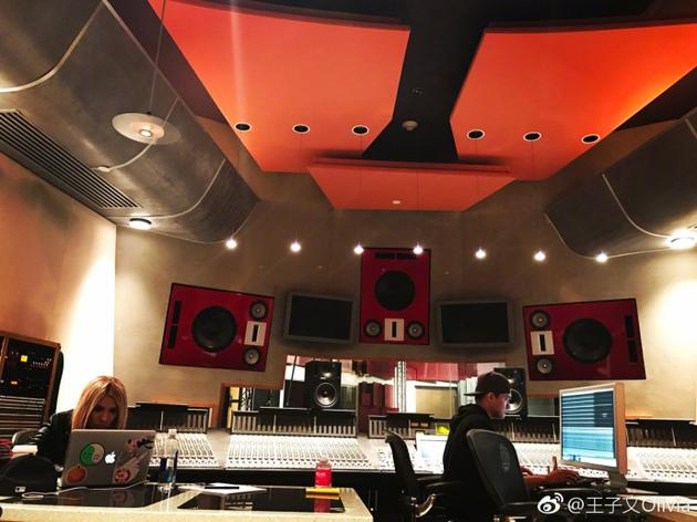  王子文美国录制《欢乐颂2》主题曲 短发格子衫显清爽