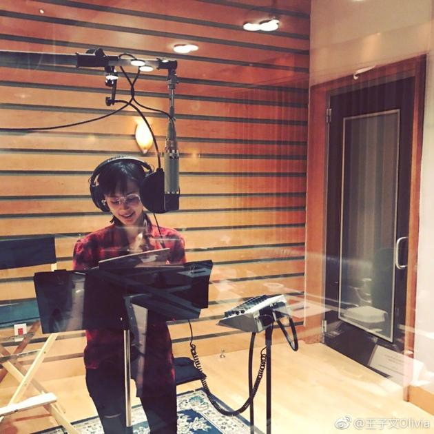  王子文美国录制《欢乐颂2》主题曲 短发格子衫显清爽