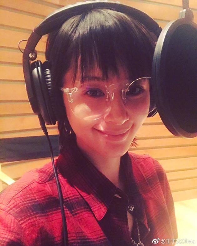  王子文美国录制《欢乐颂2》主题曲 短发格子衫显清爽