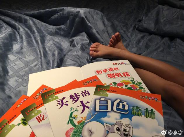  李念为儿子讲睡前故事