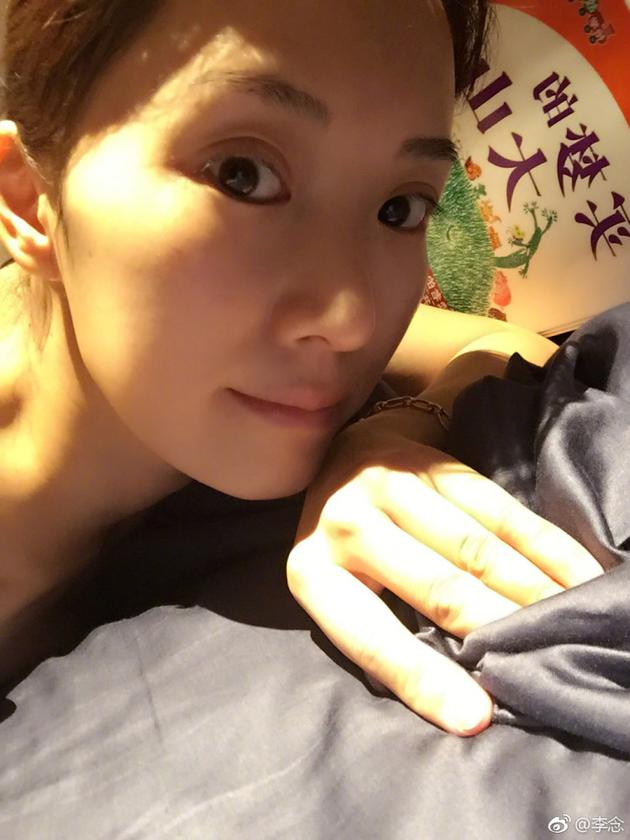  李念为儿子讲睡前故事