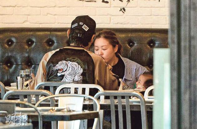  杜德伟与太太Ice吃泰国菜，儿子咬着奶嘴要妈妈陪玩。