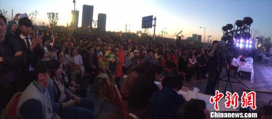 决赛日，选手们各亮绝活，尽情展示青春风采和音乐才华。　赵秀娟　摄