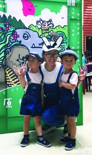  郝蕾曾经领着双胞胎儿子去看演出