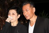 55岁江华携妻为岳父设灵 面颊凹陷神情憔悴(图)