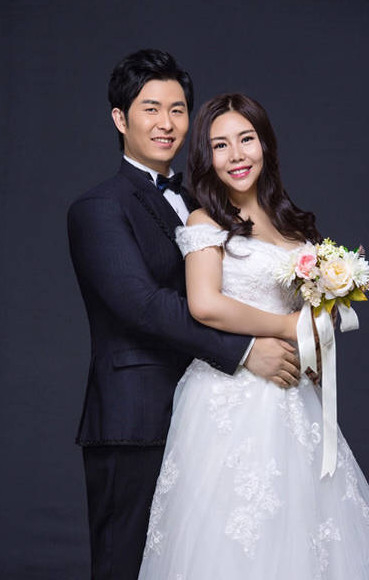  纪敏佳与老公结婚照