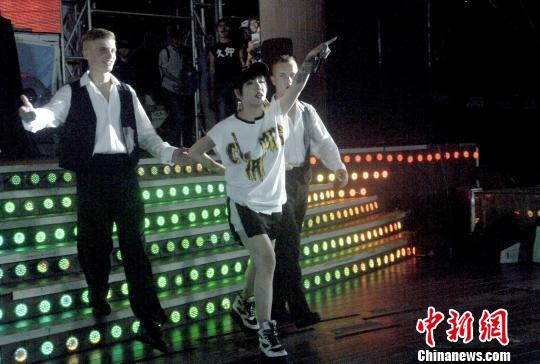 　　以参赛“好声音”一战成名的年轻歌手吴莫愁，10日晚带着最新作品在广州长隆水上乐园开启“长隆水上音乐节”。　王华 摄
