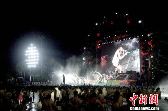 　　以参赛“好声音”一战成名的年轻歌手吴莫愁，10日晚带着最新作品在广州长隆水上乐园开启“长隆水上音乐节”。　王华　摄