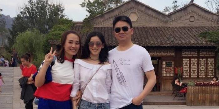 章泽天在北京出门游玩被网友偶遇,奶茶妹妹亲密的依偎在刘强东身上