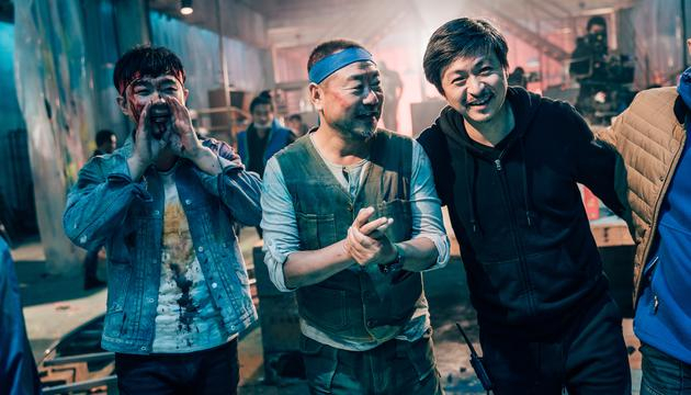 电影拍摄期间，主创们合家欢乐的一幕剧情