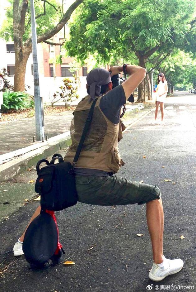  焦俊恩扎马步为女儿拍照