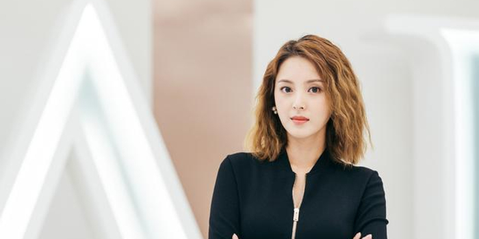 摘要:《夜空中最闪亮的星》开放媒体日,刘佳一身优雅知性的黑色职场