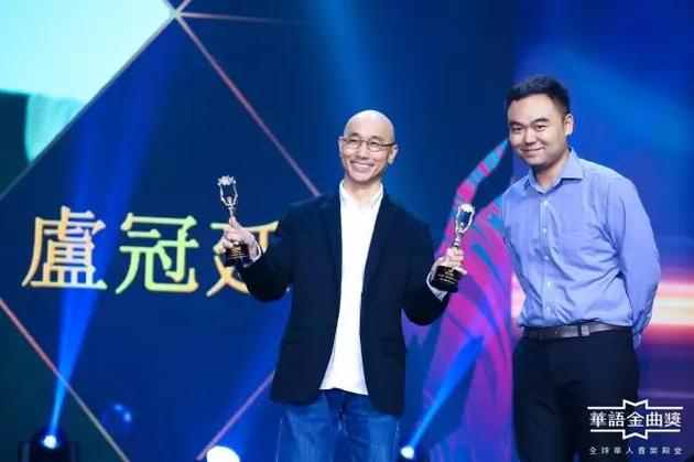 娱乐资本论创始人吴立湘为香港歌手卢冠廷颁发2017年华语金曲奖粤语十大金曲
