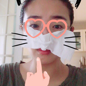 张含韵素颜追剧哭红了眼拿纸巾凹造型扮小萌猫_手机新浪网