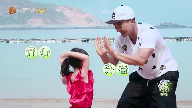 小泡芙完成任务和爸爸Give me five！