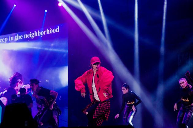 张艺兴现场歌舞high翻全场