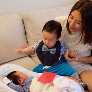 胡杏儿产后首晒儿子小家伙高鼻梁大耳朵超可爱_手机新浪网