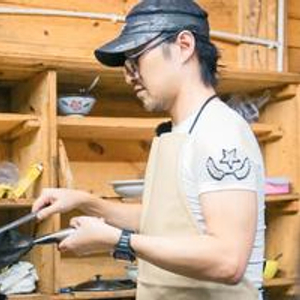 《让世界听见》汪峰厨艺首秀 熟练颠勺惊呆同事_手机新浪网