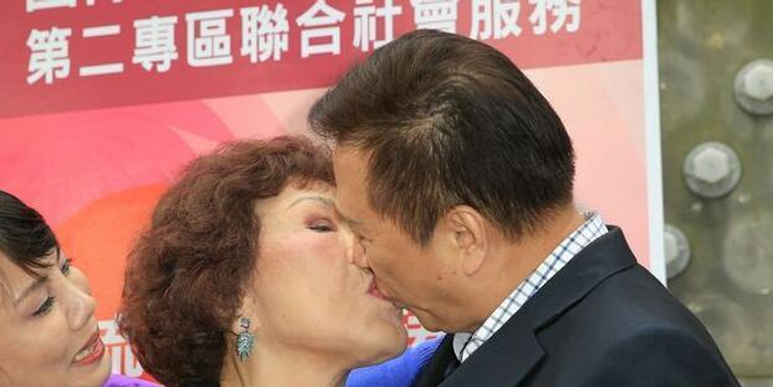 80岁女星与老公当众亲吻_手机新浪网