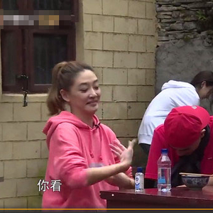 看邓伦帮李沁洗手应采儿瞄老公一眼秒露嫌弃脸_手机新浪网