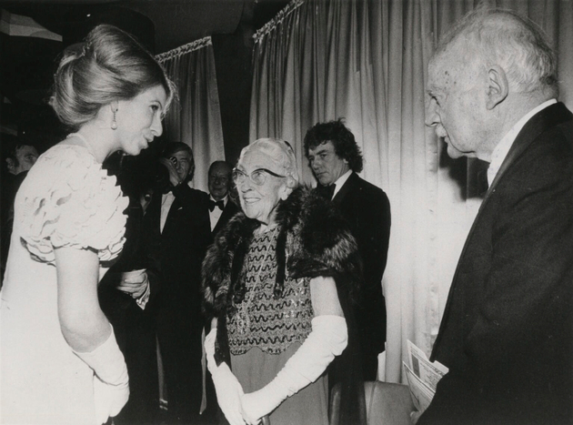 阿加莎·克里斯蒂本人（中）出席电影首映