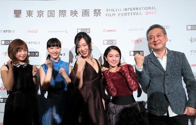 东京电影节《最低。》见面会，左1是原作者纱仓真奈