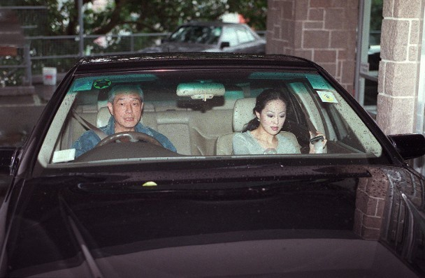 二人拍拖时，陈曜旻开车载章小蕙