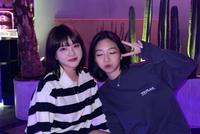 王中磊女儿王文也与闺蜜聚会 短发红唇装扮随性