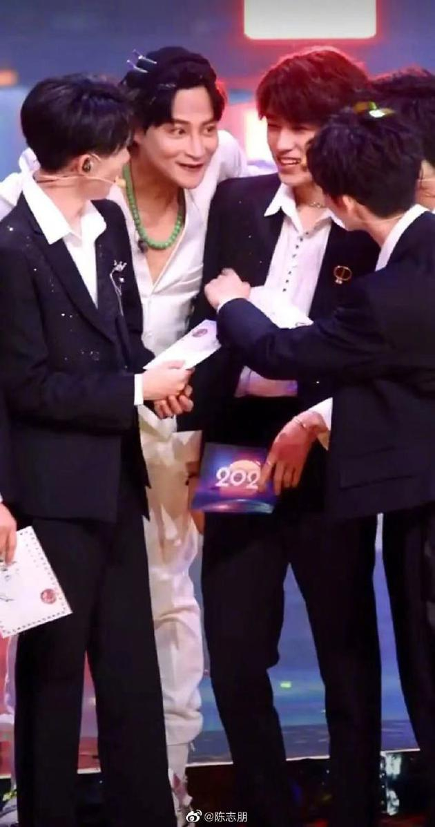 陈志朋与时代少年团成员合照