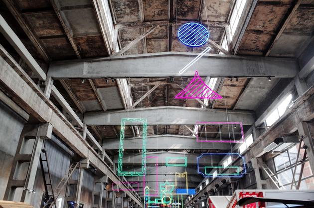 随处可见的霓虹灯牌，为配合今年市集主题而设计