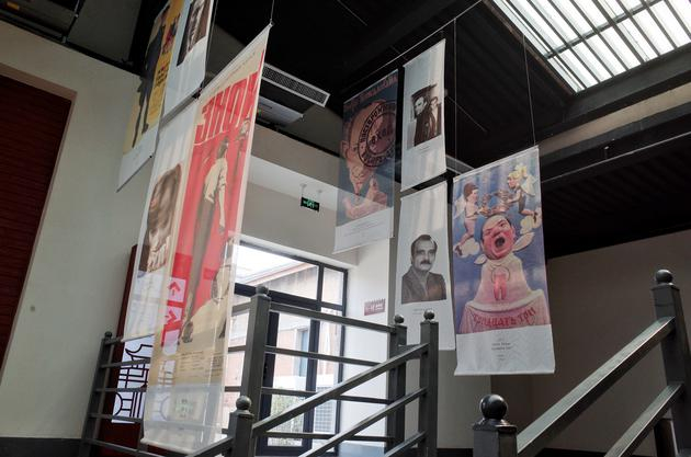 　　从中庭这个台阶的门出去，可以直达小城之春放映厅——未来，团队希望能在车间群打通更多这样的“任意门”