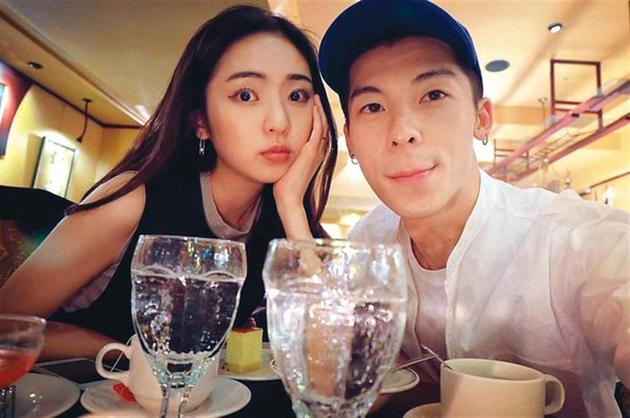 简婕与许光汉过去在2017年分手，但女方却一直没有删掉两人情侣合影。