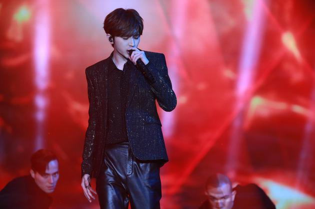 蔡徐坤演唱《重生》