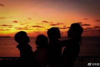 邓超庆祝与孙俪结婚9周年 晒一家四口夕阳下剪影
