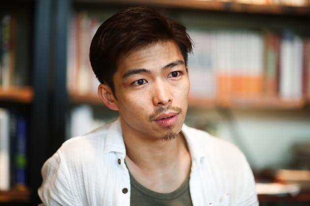 章宇的脸上留下了疤