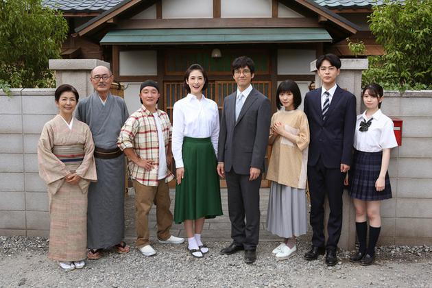 真人版《海螺小姐》20年后家庭合影