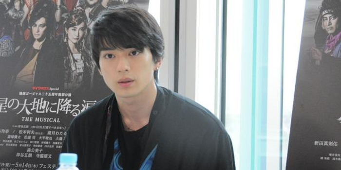 新田真剑佑首次主演舞台剧 称该剧是出道前的梦想_手机新浪网
