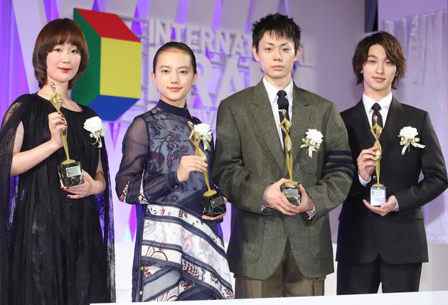 左起黑木华、清原果耶、菅田将晖、横滨流星