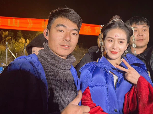 刘诗诗刘宇宁和工作人员合影 帅哥美女生图状态也抗打_新浪图片