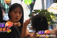 李小璐甜馨亲子装吃甜品 母女俩吃相豪放大快朵颐
