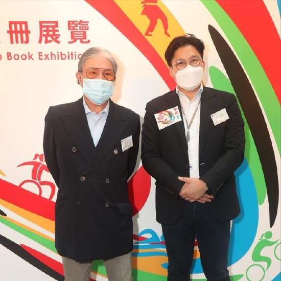 霍震霆和霍启刚出席发布会