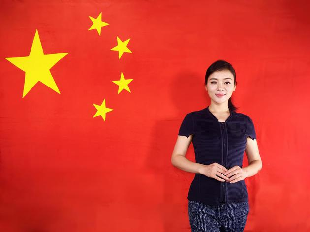 陈思思与国旗合影