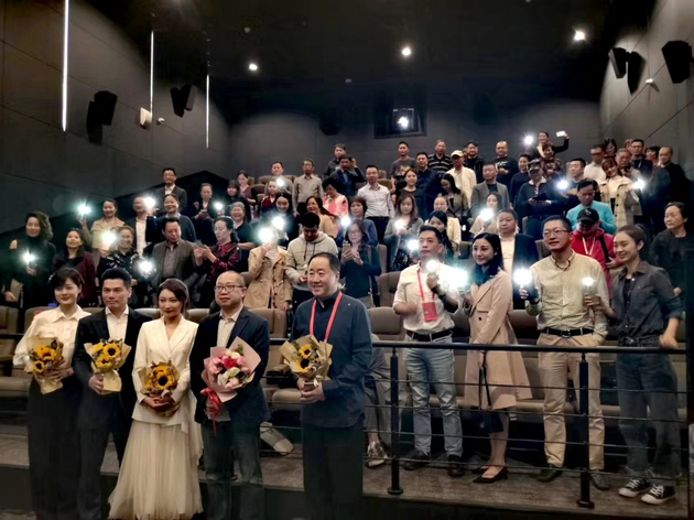 （电影主创与影迷们合影）