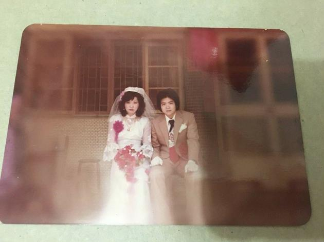 米可白晒出父母的复古婚纱照
