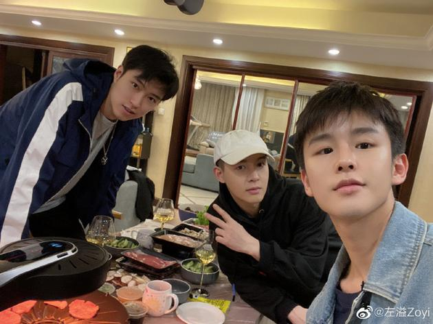 左溢徐浩朱元冰合照