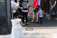 保姆带着大S儿女逛商场被偶遇 小玥儿和弟弟这么高了